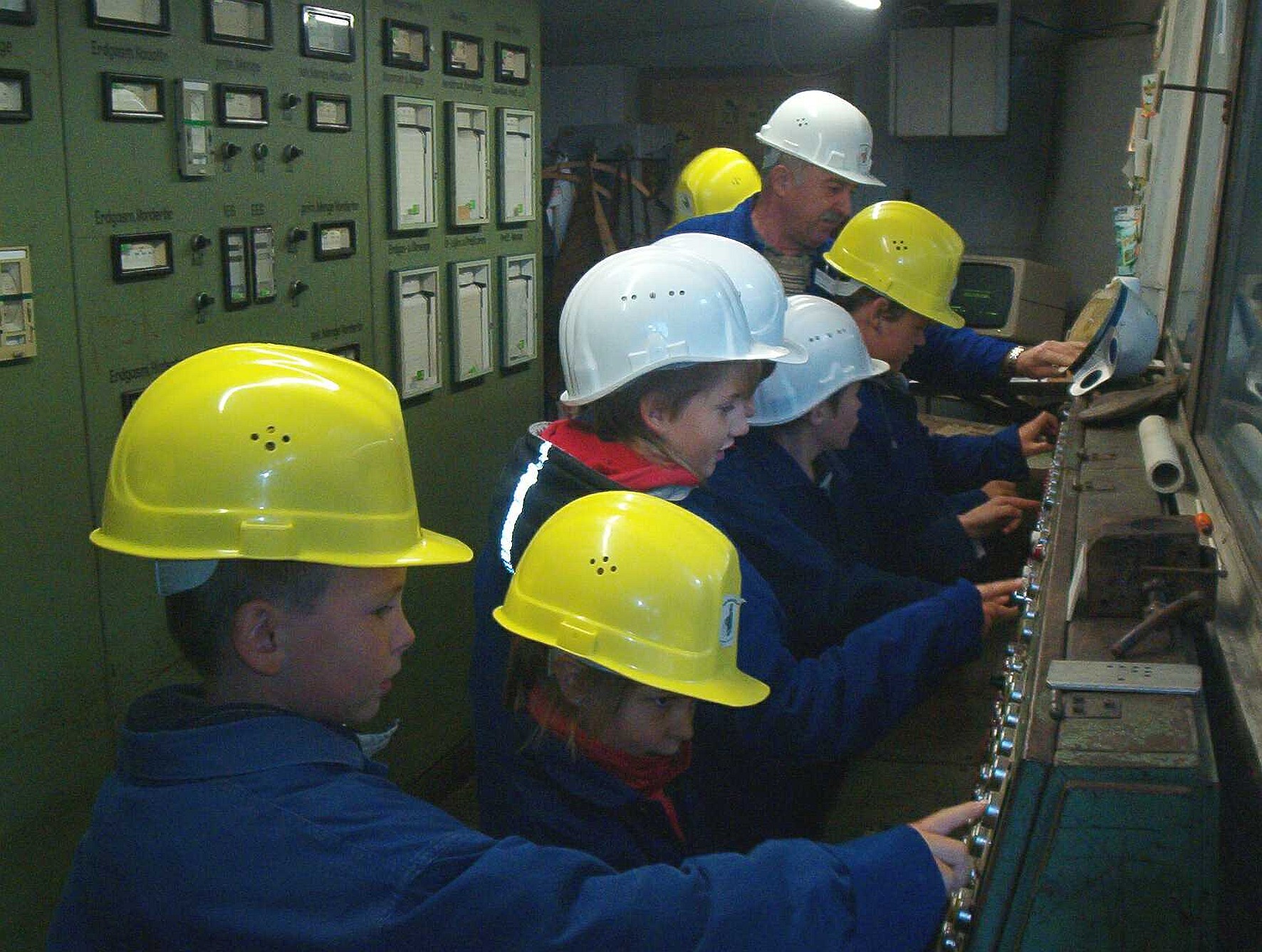 Industriemuseum_Kinder_im_Steuerstand